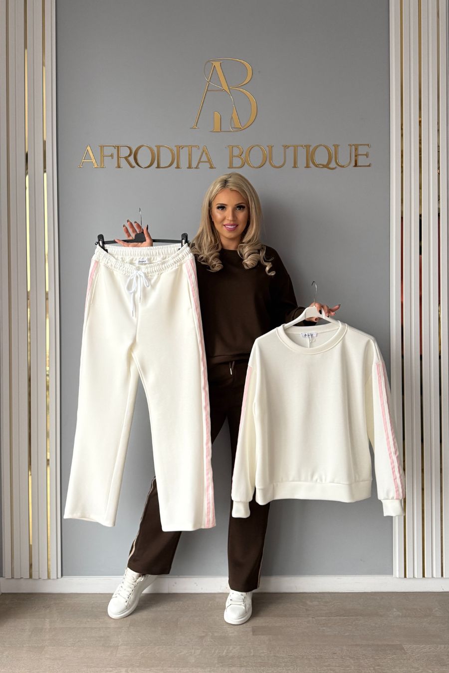 Set Adela