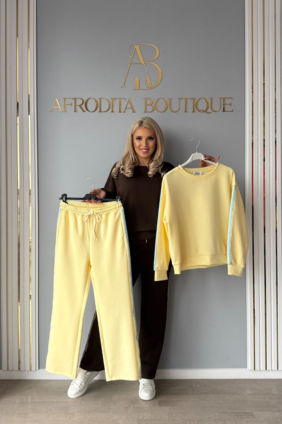 Set Adela