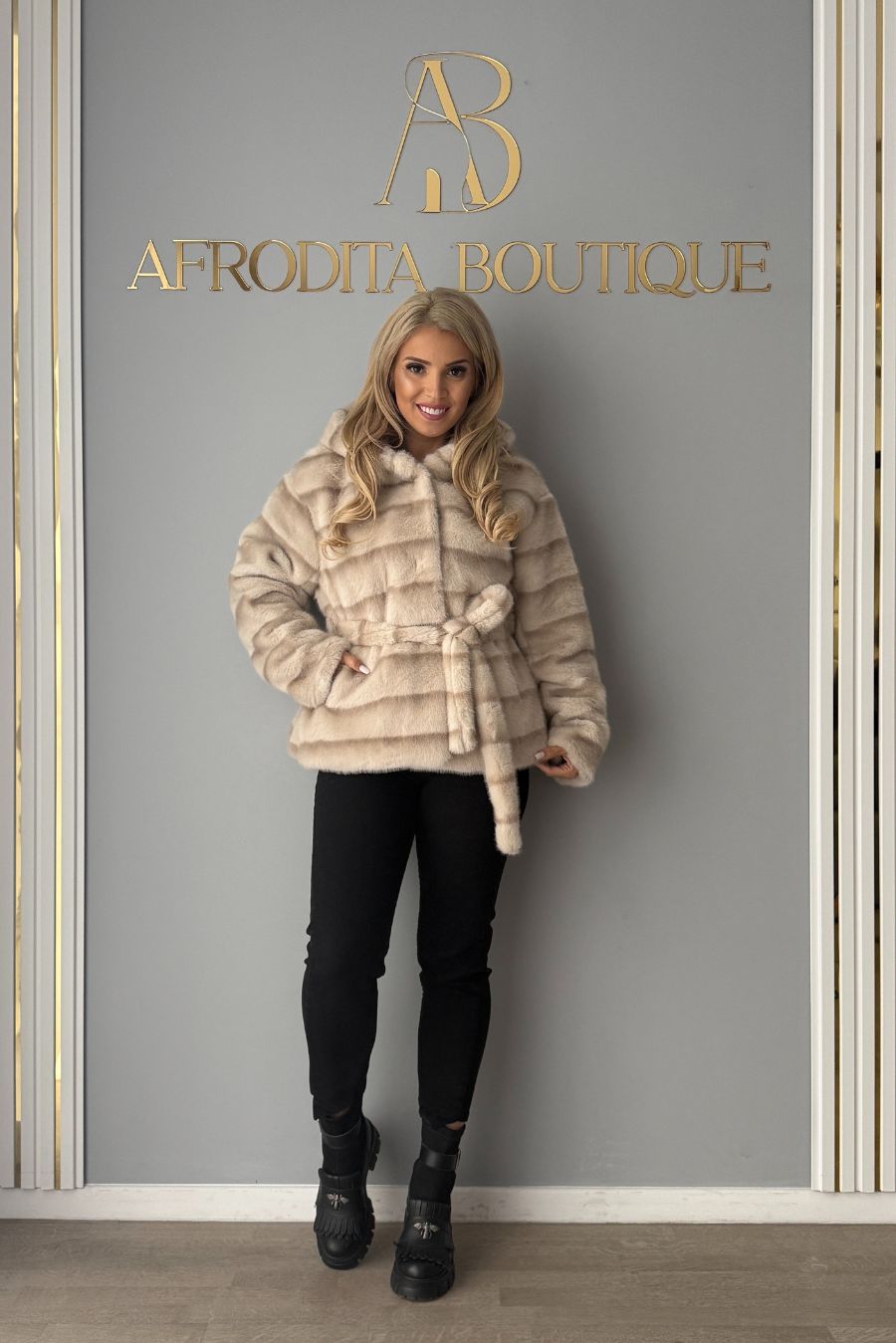 ❄️ Alege rafinamentul și căldura în sezonul rece – blănuri, jachete, veste și cardigane pentru femei elegante