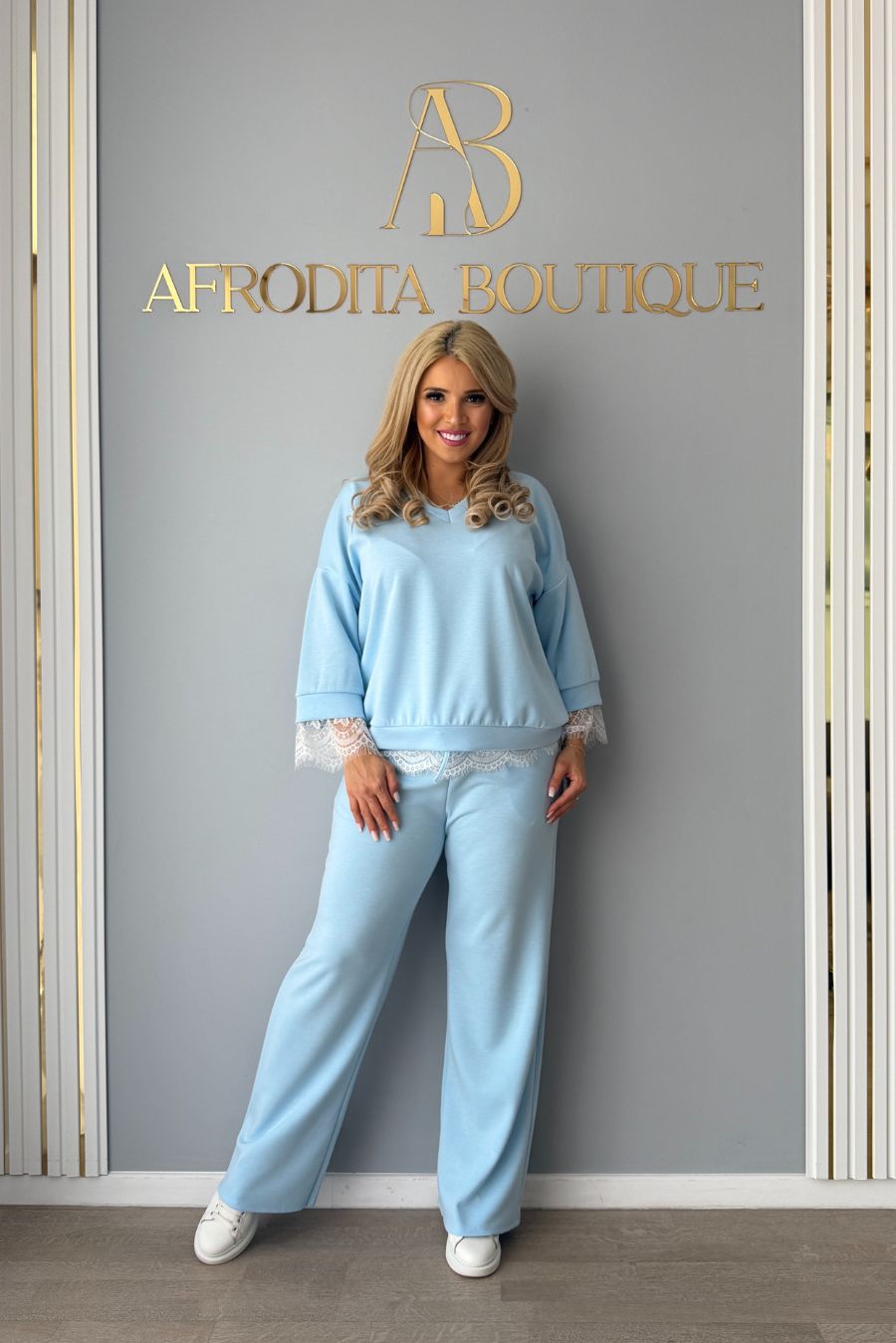 Set Adelina
